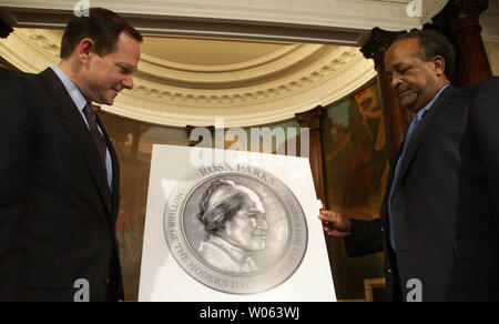 Le maire de St Louis Francis Slay (L) et Harold Crumpton, président de la NAACP St Louis, parler de détails d'une cérémonie qui célébrera la vie de la "Mère de la journée moderne des droits civiques, Rosa Parks, à St Louis Le 28 novembre 2005. La cérémonie aura lieu le 1 décembre, le même jour Parcs nationaux a été arrêté pour ne pas abandonner son siège sur un bus à un homme blanc dans la région de Montgomery, AL en 1955. (Photo d'UPI/Bill Greenblatt) Banque D'Images