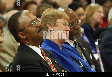 Les leaders politiques et religieux dans la communauté d'écouter une célébration de la vie de Rosa Parks, à St Louis le 1 décembre 2005. Respect des programmes de la vie de Rosa Parks ont eu lieu à l'échelle nationale à l'occasion du 50e anniversaire de la journée des parcs a été arrêté pour ne pas abandonner son siège sur un autobus de la ville à un homme blanc dans la région de Mongomery, AL en 1955. (Photo d'UPI/Bill Greenblatt) Banque D'Images