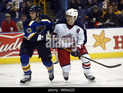 Blues de St-Louis Ryan Johnson (L) rejoint Columbus Blue Jackets Sergei Fedorov au centre de la glace dans la première période à la Savvis Center à St Louis le 1 décembre 2005. (Photo d'UPI/Bill Greenblatt) Banque D'Images