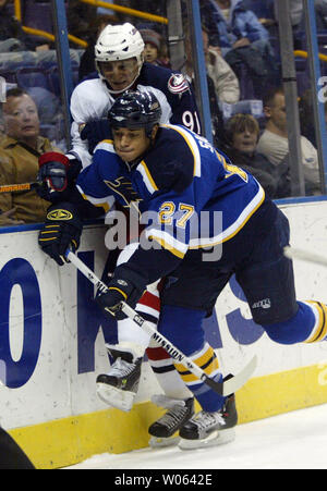 Saint Louis Blues Bryce Salvador pousse Columbus Blue Jackets Sergei Fedorov sur la bande derrière le filet de St Louis dans la première période à la Savvis Center à St Louis le 1 décembre 2005. (Photo d'UPI/Bill Greenblatt) Banque D'Images