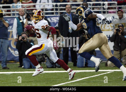 Redskins de Washington Clinton Portis outruns St Louis Rams Anthony Hargrove sur un 47 verges run dans le premier trimestre à l'Edward Jones Dome à St Louis le 4 décembre 2005. Portis et son coéquipier Rock Cartright tous deux avaient plus de 100 verges au sol dans la victoire de 24-9 St Louis. Les 100 verges au sol par deux joueurs adverses dans un jeu n'a pas été le cas pour les Rams depuis 1980. (Photo d'UPI/Bill Greenblatt) Banque D'Images