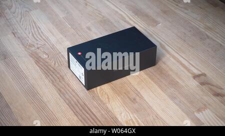 Boîte noire de luxe avec Huawei Mate 20 logo X allongé sur table en bois. C'est vue d'angle vue Kiev, Ukraine 15 juin 2019 Banque D'Images