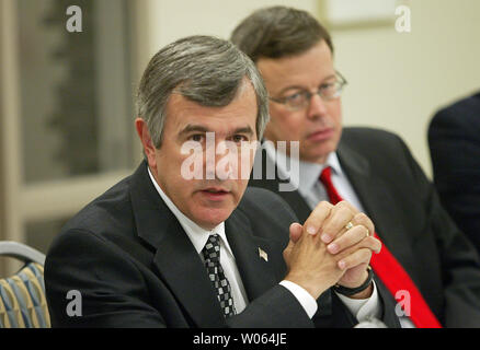 Secrétaire à l'Agriculture des États-Unis, Mike Johanns (L) parle alors que le sénateur Jim Talent en écoute, au cours d'une table ronde sur le rôle de l'agriculture dans le contrôle et l'éradication de la grippe aviaire, à Saint Louis University à St Louis le 5 janvier 2006. Johanns et le talent ont traversé l'état de discuter de hoe le gouvernement peut établir un partenariat avec les états et la communauté agricole pour protéger la santé des animaux et la préparation et la réponse à la grippe aviaire. (Photo d'UPI/Bill Greenblatt) Banque D'Images