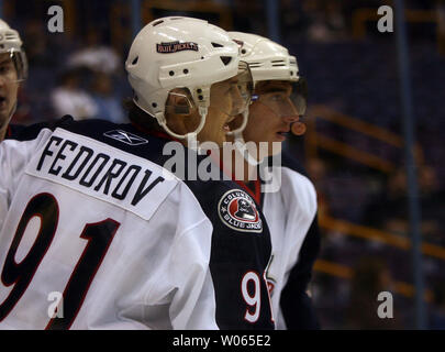 Columbus Blue Jackets Sergei Fedorov (L) célèbre l'objectif de Rick Nash avec lui dans la première période contre les Blues de Saint-Louis au Savvis Center à St Louis le 13 mars 2006. (Photo d'UPI/Bill Greenblatt) Banque D'Images