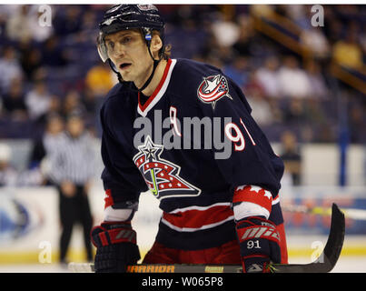 Columbus Blue Jackets Sergei Fedorov attend que la liste déroulante de la rondelle contre le Blues de Saint-Louis au cours de la première période à la Savvis Center à St Louis le 31 mars 2005. (Photo d'UPI/Bill Greenblatt) Banque D'Images