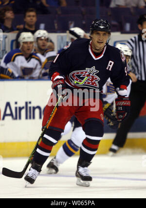 Columbus Blue Jackets Sergei Fedorov attend un col au cours de la première période contre les Blues de Saint-Louis au Savvis Center à St Louis le 31 mars 2005. (Photo d'UPI/Bill Greenblatt) Banque D'Images