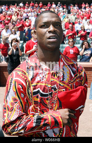 Cory Spinks combat Poids welter chante l'hymne national sur le terrain avant le Mets-St de New York. Louis Cardinals match au Stade Busch à St Louis le 18 mai 2006. Spinks est à St Louis à promouvoir une lutte le 18 juillet 2006. (Photo d'UPI/Bill Greenblatt) Banque D'Images
