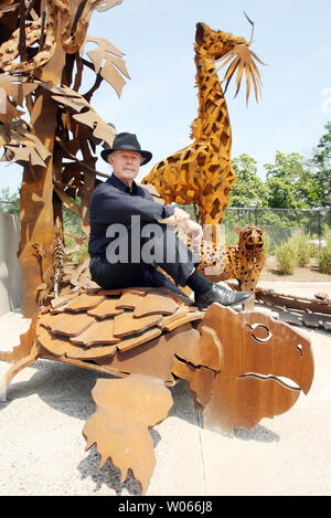 Sculpteur Albert Paley de Rochester, NY, est assis sur une tortue à son travail le plus récent 'animaux', toujours à l'extérieur du Zoo de Saint-Louis à St Louis le 24 mai 2006. La sculpture est le plus grand zoo public sculpture réalisée à partir de 100 tonnes d'acier Cor-ten montre que 60 animaux et plus de 1300 pièces avec un thème les espèces en voie de disparition. (Photo d'UPI/Bill Greenblatt) Banque D'Images