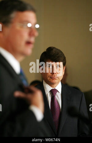 L'Illinois Gov. Rod Blagojevich regarde Illinois Department of Transportation Secrétaire Tim Martin aborde le projet Mississippi River pont entre l'Illinois et le Missouri durant un point de presse à Collinsville (Illinois) Le 28 juin 2006, j. L'Illinois est en faveur d'un nouveau pont, contribuant des millions de concert avec le gouvernement fédéral pour terminer le travail, alors que Washington propose un pont à péage. (Photo d'UPI/Bill Greenblatt) Banque D'Images