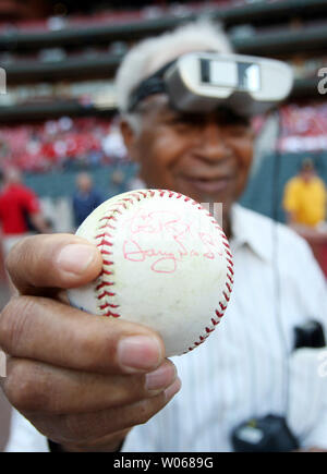 Cardinals de Saint-Louis ventilateur Ézéchias Henderson montre qu'une balle de baseball des Giants de San Francisco Barry Bonds slugger signé pour lui au cours de la pratique au bâton avant un match avec les Cardinals de Saint-Louis au Busch Stadium de Saint-Louis le 15 septembre 2006. Henderson, qui est aveugle au sens de la loi, c'est de voir son premier match de baseball depuis 1988, avec l'aide d'ami Elizabeth Grondaiski qui ont aidé à développer des lunettes spéciales pour son projet d'éclaireuses. Le dispositif connu sous le nom de 'JORDY, permet à un utilisateur de zoomer pour lire et voir. Avec l'aide de son père, un optométriste, Grondalski a été en mesure de modifier le devic Banque D'Images