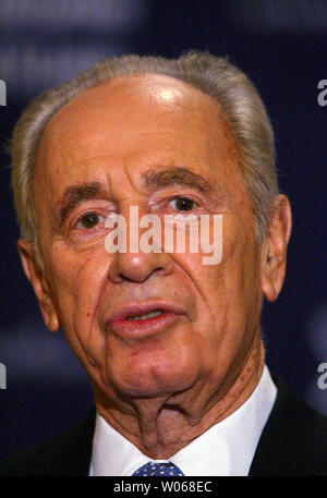 Le vice-Premier ministre israélien Shimon Peres s'adresse aux journalistes avant d'assister à une levée de fonds privés à l'hôtel Ritz-Carlton de Clayton, New York le 18 septembre 2006. Peres a discuté de la crise en Israël et son voyage aux Etats-Unis que sera aussi l'emmener à Detroit et à New York. (Photo d'UPI/Bill Greenblatt) Banque D'Images