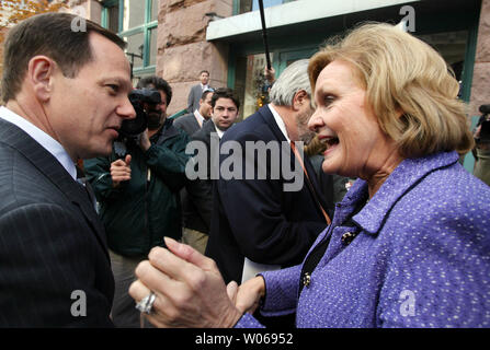 Le maire de St Louis Francis Slay (à gauche) accueille le vérificateur de l'État du Missouri et de l'espoir du Sénat américain Claire McCaskill comme elle arrive à la Cuisine Restaurant K de parler aux clients à Saint Louis, Missouri le 31 octobre 2006. McCaskill, un démocrate, et l'opérateur de Jim Talent sont enfermés dans une quasi égalité pour le siège une fois tenu par le président Harry Truman. (Photo d'UPI/Bill Greenblatt) Banque D'Images