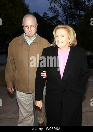 Vérificateur de l'État du Missouri et de l'espoir du Sénat américain Claire McCaskill arrive à un rassemblement avec mari Joseph Shepard au Salon Pavilion dans Mondes Forest Park, à St Louis le 5 novembre 2006. McCaskill et l'opérateur de Jim Talent, sont enfermés dans une égalité virtuelle pour le siège une fois tenu par le président Harry Truman. (Photo d'UPI/Bill Greenblatt) Banque D'Images