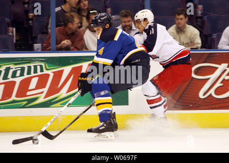 Saint Louis Blues Eric Brewer (L) outskates Columbus Blue Jackets Sergei Fedorov pour contrôle de la rondelle en troisième période au Scottrade Center à St Louis le 9 novembre 2006. (Photo d'UPI/Bill Greenblatt) Banque D'Images