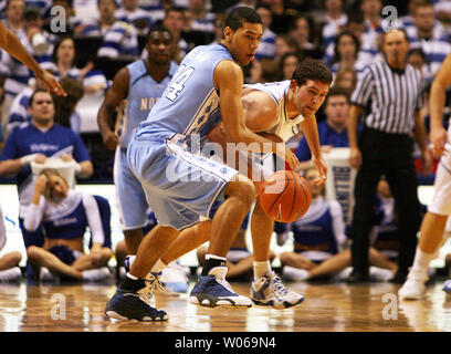 Université de la Caroline du Nord a Danny Green (L) vole le basket-ball des mains de Saint Louis University Billikens Luc Meyer au cours de la première moitié du Scottrade Center à St Louis le 22 décembre 2006. (Photo d'UPI/Bill Greenblatt) Banque D'Images