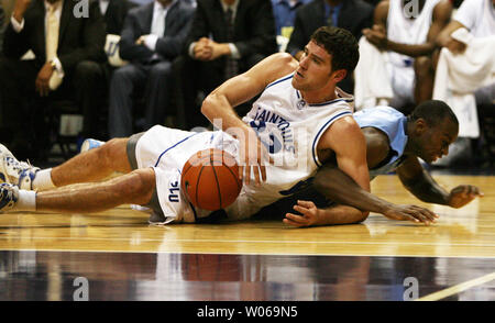 Université de la Caroline du Nord a Marcus Ginyard (R) et l'Université Saint Louis Billikens Luc Meyer, rendez-vous sur le plancher pour le basket-ball dans la première moitié du Scottrade Center à St Louis le 22 décembre 2006. (Photo d'UPI/Bill Greenblatt) Banque D'Images