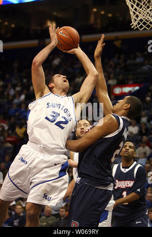 Saint Louis University Billikens Luc Meyer (32) tire sur Duquesne Ducs Kieron Achara pour deux points au cours de la première moitié du Scottrade Center à St Louis le 6 janvier 2007. (Photo d'UPI/Bill Greenblatt) Banque D'Images