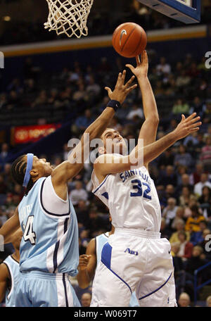 Rhode Island Béliers Darrell Harris (L) atteint pour le basket-ball comme Saint Louis University Billikens Luc Meyer tente d'un layup au premier semestre à l'Scottrade Center à St Louis le 10 janvier 2007. (Photo d'UPI/Bill Greenblatt) Banque D'Images