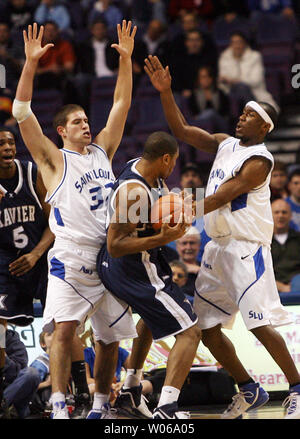 Saint Louis University Billikens Luc Meyer (L) et Danny Brown (R) mettre la pression sur Xavier Mousquetaires Justin Cage au cours de la première moitié du Scottrade Center à St Louis le 13 janvier 2007. (Photo d'UPI/Bill Greenblatt) Banque D'Images