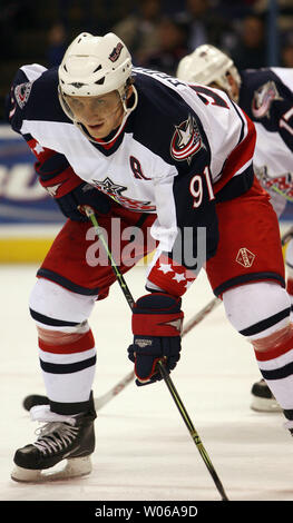 Columbus Blue Jackets Sergei Fedorov de Russie attend que la liste déroulante de la rondelle contre le Blues de Saint-Louis au cours de la première période à la Scottrade Center à St Louis le 20 février 2007. (Photo d'UPI/Bill Greenblatt) Banque D'Images