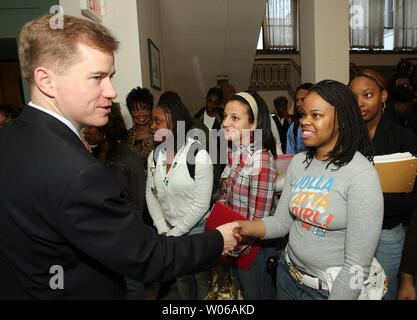 Gouverneur du Missouri Matt Blunt salue des étudiants à Harris-Stowe State University après avoir annoncé son intention de doubler le financement de bourses fondées sur les besoins à St Louis le 21 mars 2007. La proposition du gouverneur fournirait environ 19 000 étudiants supplémentaires, accès à des bourses d'études chaque année. (Photo d'UPI/Bill Greenblatt) Banque D'Images