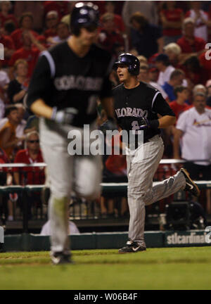 Rockies du Colorado Brad Hawpe (L) s'exécute à la première base, tandis que Troy Tulowitzki vient à la maison avec le feu vert s'exécuter après St. Louis Cardinals pitcher Tyler Johnson marchait Hawpe avec les buts remplis en neuvième manche au Busch Stadium de Saint-Louis le 7 mai 2007. (Photo d'UPI/Bill Greenblatt) Banque D'Images