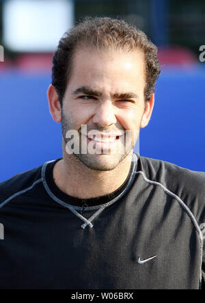 Sept fois champion de tennis de Wimbledon Pete Sampras parle avec les fans avant de jouer à World Teamtennis en tant que membre de la Newport Beach Breakers contre le Saint Louis Aces à Dwight Davis Memorial Tennis Center à St Louis le 24 juillet 2007. (Photo d'UPI/Bill Greenblatt) Banque D'Images