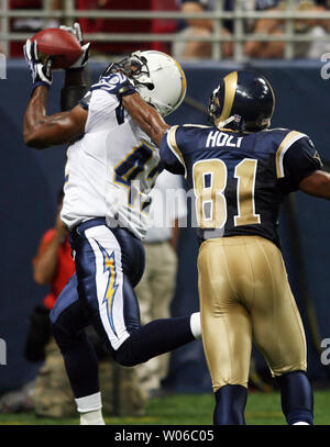 San Diego Chargers Clinton Hart (L) fait apparaitre une interception sur un ballon destiné à Saint Louis Rams Torry Holt dans le deuxième trimestre de l'avant-saison à l'Edward Jones Dome à St Louis le 18 août 2007. (Photo d'UPI/Bill Greenblatt) Banque D'Images