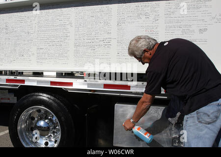 Ron Smith pilote met le nettoyage final touch sur sa remorque qui transporte les poutres en acier pour le Mémorial National du 11 septembre en déplacement de l'exposition du Musée et à l'Université Washington à Saint Louis le 2 novembre 2007. Les 37 pieds, huit mille livres tablier que les visiteurs signe, font partie d'un affichage qui finira par faire partie de la 9-1-1 musée à Ground Zero à New York. (Photo d'UPI/Bill Greenblatt) Banque D'Images