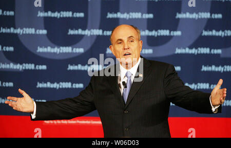 La présidence républicaine ancien maire de la ville de New York, Rudy Giuliani parle aux partisans lors d'un arret de campagne à Saint Charles, Missouri, le 12 novembre 2007. (Photo d'UPI/Bill Greenblatt) Banque D'Images