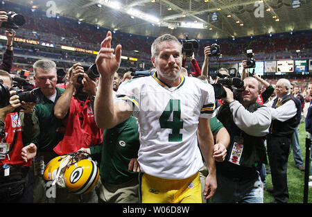 Green Bay Packers quart-arrière Brett Favre vagues pour les fans qu'il quitte le terrain après avoir battu les Rams de Saint-louis 33-14 à l'Edward Jones Dome à St Louis le 16 décembre 2007. Favre a lancé pour 201 verges et deux touchés, éclipsant Dan Marino pour devenir le leader de la NFL en yards passant de carrière. (Photo d'UPI/Bill Greenblatt) Banque D'Images