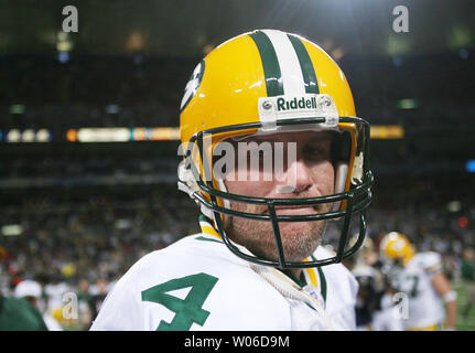 Green Bay Packers quart-arrière Brett Favre quitte le champ après avoir battu les Rams de Saint-louis 33-14. à l'Edward Jones Dome à St Louis le 16 décembre 2007. Favre a lancé pour 201 verges et deux touchés, éclipsant Dan Marino pour devenir le leader de la NFL en yards passant de carrière. (Photo d'UPI/Bill Greenblatt) Banque D'Images