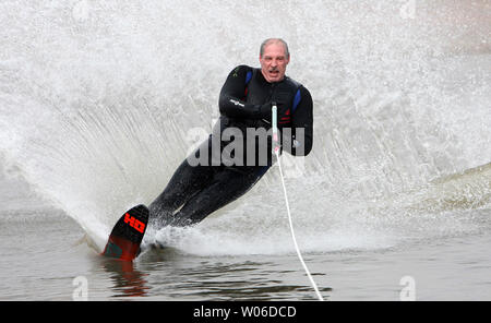 Mitch Berger de Saint Charles, Missouri traverse l'eau comme il skis nautiques à 20 degrés des températures sur le fleuve Mississippi à St Louis le 1 janvier 2008. Berger et 50 autres personnes ont participé à l'événement annuel le jour de l'an tenue depuis maintenant plus de 20 ans. (Photo d'UPI/Bill Greenblatt) Banque D'Images