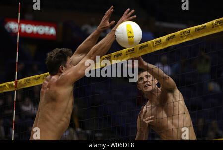 L'AVP Pro Beach Volleyball player Sean Scott de Redondo Beach, Californie (R) obtient la balle passé Mark Williams, de l'Australie pendant leur match à la Scottrade Center à St Louis le 11 janvier 2008. (Photo d'UPI/Bill Greenblatt) Banque D'Images