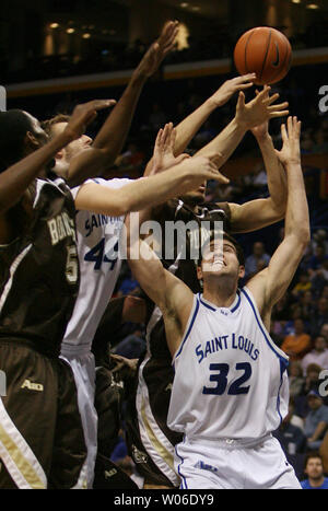 Saint Louis University Billikens Luc Meyer (32) et Bryce Husak (44) Saint Bonaventure Bonnies Michael Lee (5) et Matt Morgan pour le rebond au cours du premier semestre à l'Scottrade Center à St Louis le 1 mars 2008. Le jeu est le dernier match de la saison pour les Billikens et la dernière dans le Scottrade Center. L'Billikens se déplacent à leur nouvelle maison, la Chaifetz Arena. (Photo d'UPI/Bill Greenblatt) Banque D'Images