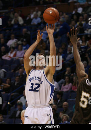 Saint Louis University Billikens Luc Meyer prend un tir pour deux points au-dessus de saint Bonaventure Bonnies Michael Lee dans la première moitié du Scottrade Center à St Louis le 1 mars 2008. Saint Bonaventure a gagné le match 70-50. (Photo d'UPI/Bill Greenblatt) Banque D'Images