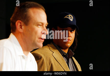 St Louis Rams nouvellement acquis de l'agent libre guard Jacob Bell (R) est à l'écoute en tant qu'entraîneur-chef Scott Linehan parle de la carrière de Bell au St. Louis Rams en pratique de Earth City, New York le 4 mars 2008. Jacob, 27 ans, vient à la béliers après avoir passé ses quatre premières saisons de la NFL avec les Tennessee Titans et a maintenant signé une entente de six ans pour jouer avec les béliers. (Photo d'UPI/Bill Greenblatt) Banque D'Images