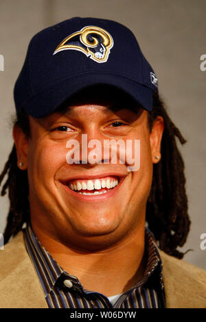 St Louis Rams nouvellement acquis gratuitement garde agent Bell Jacob sourit alors qu'il est interviewé par les journalistes après avoir signé un contrat de six ans à la saint Louis Rams en pratique de Earth City, New York le 4 mars 2008. Jacob, 27 ans, vient à la béliers après avoir passé ses quatre premières saisons de la NFL avec les Tennessee Titans. (Photo d'UPI/Bill Greenblatt) Banque D'Images