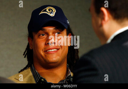 St Louis Rams nouvellement acquis de la garde de l'agent libre avec les journalistes parle Jacob Bell après avoir signé un contrat de six ans à la saint Louis Rams en pratique de Earth City, New York le 4 mars 2008. Jacob, 27 ans, vient à la béliers après avoir passé ses quatre premières saisons de la NFL avec les Tennessee Titans. (Photo d'UPI/Bill Greenblatt) Banque D'Images