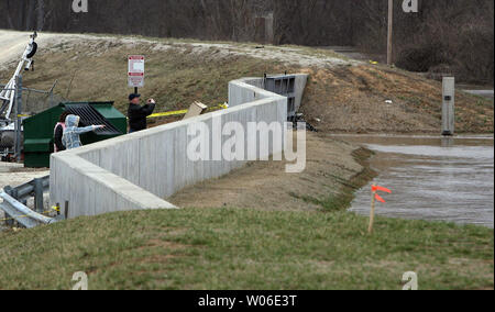 Les visiteurs s'arrêter pour regarder une partie de la levée de 50 millions de dollars sur les rives de la rivière Meramec à Valley Park, New York le 22 mars 2008. La digue, construite il y a dix ans, est de mettre son premier test en gardant la crue des eaux de la communauté. Seize personnes ont été tuées avec maisons et entreprises inondée après de fortes pluies ont inondé la région plus tôt dans la semaine. (Photo d'UPI/Bill Greenblatt) Banque D'Images