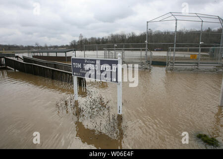 Les terrains de baseball à Eureka High School restent encore sous l'eau comme les eaux de crue de la rivière Meramec commencent à receed à Eureka, Missouri le 23 mars 2008. La rivière Meramec et Big River convergent à Eureka, ayant atteint près des niveaux records. Dix-sept personnes ont été tuées dans le midwest avec maisons et entreprises inondée après de fortes pluies ont inondé la région plus tôt dans la semaine. (Photo d'UPI/Bill Greenblatt) Banque D'Images