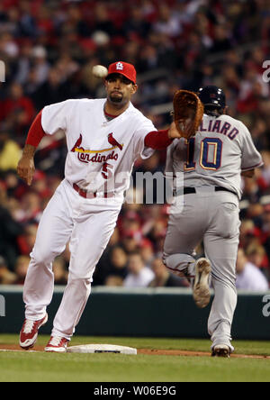 Saint Louis Cardinals Albert Pujols va à sa gauche à un large champ jeter comme Washington Nationals Ronnie Belliard (10) permet au premier but en toute sécurité dans la deuxième manche au Busch Stadium de Saint-Louis le 4 avril 2008. Saint Louis a gagné le match 5-4. (Photo d'UPI/Bill Greenblatt) Banque D'Images