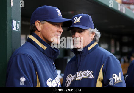 Banc des Milwaukee Brewers coach Ted Simmons (R) parle avec manager Ned Yost avant le début d'un match contre les Cardinals de Saint-Louis au Busch Stadium de Saint-Louis le 15 avril 2008. (Photo d'UPI/Bill Greenblatt) Banque D'Images
