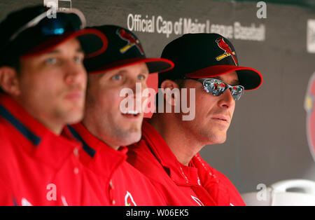 Cardinals de Saint-Louis Mark pitcher Mulder (R) regarde le match contre les Astros de Houston avec d'autres lanceurs Adam Wainwright (L) et Brandon lopper au Busch Stadium de Saint-Louis Le 27 avril 2008. Mulder est à quelques semaines de son retour à la suite d'une chirurgie du bras de rotation de Cardinaux de l'année dernière. (Photo d'UPI/Bill Greenblatt) Banque D'Images