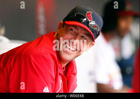 Cardinals de Saint-Louis Mark pitcher Mulder est assis dans la pirogue, plaisanter avec d'autres pichets lors d'un match contre les Astros de Houston au Busch Stadium de Saint-Louis Le 27 avril 2008. Mulder est à quelques semaines de son retour à la suite d'une chirurgie du bras de rotation de Cardinaux de l'année dernière. (Photo d'UPI/Bill Greenblatt) Banque D'Images