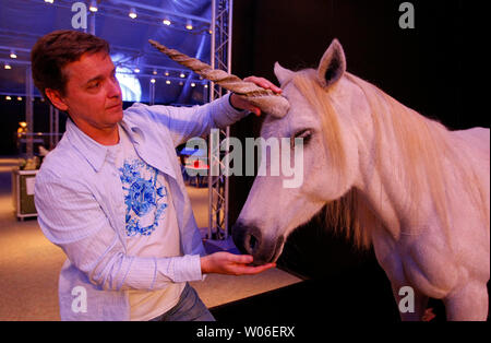 Academy Award-winning d'experts d'animatronics John Cox permet d'ajuster la tête d'une licorne à son nouvel affichage 'Monsters' qui montre comment des créatures cinématographiques sont faits de storyboard à la pleine taille de spécimens, au Centre des sciences de St Louis à St Louis le 7 mai 2008. (Photo d'UPI/Bill Greenblatt) Banque D'Images