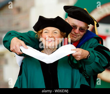 Analyste politique conservateur Phyllis Schlafly est récompensé par un docteur ès lettres diplôme honorifique lors des cérémonies de l'ouverture à l'Université Washington à Saint Louis le 16 mai 2008. Schlafly, qui une fois critiqué les femmes qui ont participé à la force de travail, avait un couple cent étudiants et enseignants se lever et tourner le dos alors qu'elle a accepté le prix. (Photo d'UPI/Bill Greenblatt) Banque D'Images