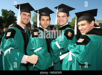 Diplômé de l'Université de Washington les étudiants Arts et Sciences (L à R) Jonathan Kleiman, Mark Kizelshteyn, Jeremy Thomas et Jeff Binder montrer leurs bras blanc bandes, pour protester contre la remise d'un doctorat honorifique à l'analyste politique conservateur Phyllis Schlafly à l'Université Washington à Saint Louis le 16 mai 2008. Schlafly, qui une fois critiqué les femmes qui ont participé à la force de travail, avait un couple cent étudiants et enseignants se lever et tourner le dos alors qu'elle a accepté le prix. (Photo d'UPI/Bill Greenblatt) Banque D'Images
