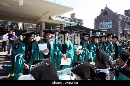 Un groupe d'aînés se lever et tourner le dos comme analyste politique conservateur Phyllis Schlafly est récompensé par un docteur ès lettres diplôme honorifique lors des cérémonies de l'ouverture à l'Université Washington à Saint Louis le 16 mai 2008. Schlafly, qui une fois critiqué les femmes qui ont participé à la force de travail, avait un couple cent étudiants et enseignants se lever et tourner le dos alors qu'elle a accepté le prix. (Photo d'UPI/Bill Greenblatt) Banque D'Images