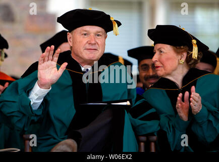 Analyste politique conservateur Phyllis Schlafly (R) félicite l'animateur Chris Mathews après recevront tous deux le docteur ès lettres diplôme honorifique lors des cérémonies de l'ouverture à l'Université Washington à Saint Louis le 16 mai 2008. (Photo d'UPI/Bill Greenblatt) Banque D'Images